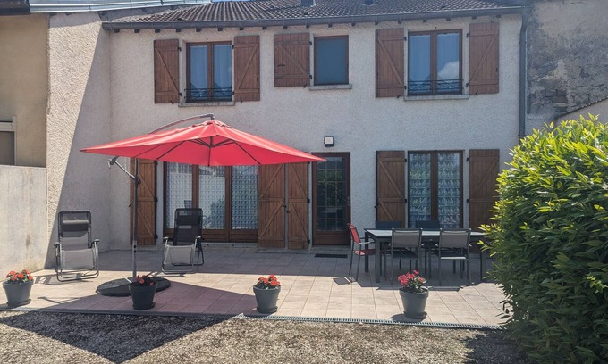 Champigny-sous-Varennes Cottage | Serene Getaway: Spacious Home with Terrace, Near Nature & Historical Sites