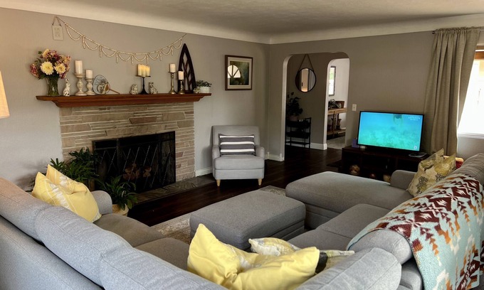 Central Oregon House | Serene Garden Retreat - with Chef's Kitchen -& Easy Access to Everything!