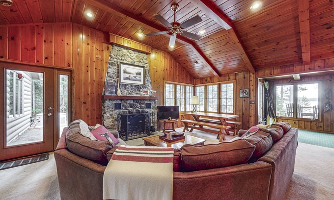 Boulder Junction House | Serene Lakefront Home w/Wifi, docks, kayaks, gas grill, fire pit & more