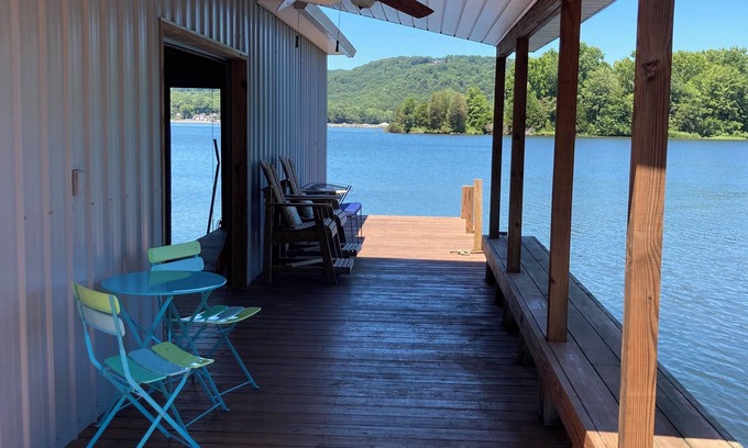 Scottsboro House | Serene lakefront home on Lake Guntersville with boat house & fishing from dock