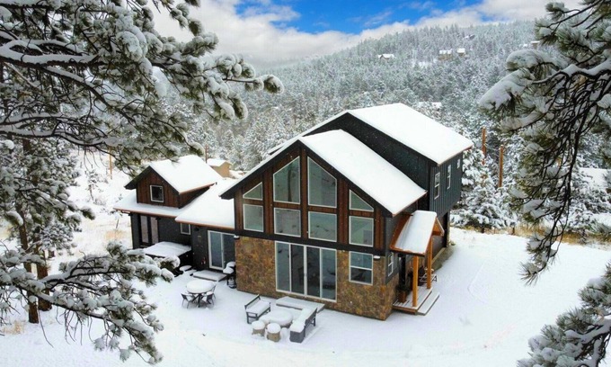 Bailey House | Serene Mountain Luxury-King beds & private Hot tub