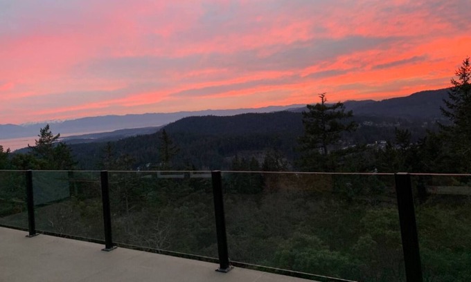 Colwood House | Serene Mountaintop Home with Incredible Views