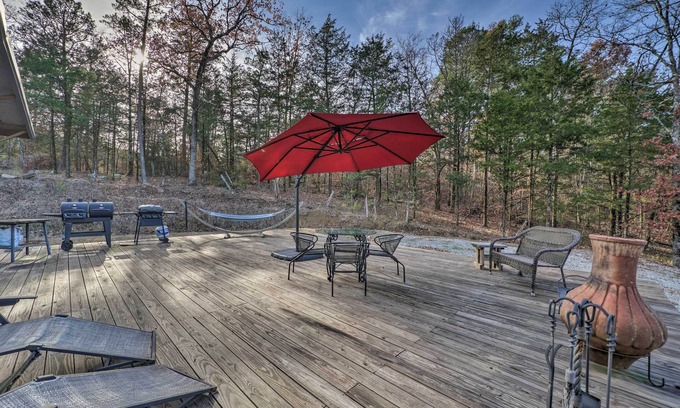 Nashoba Cabin | Serene Nashoba Cabin w/Charcoal & Gas Grills