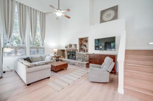 Pine Mountain Club House | Serene Pine Mountain Club Home with Pool Access!
