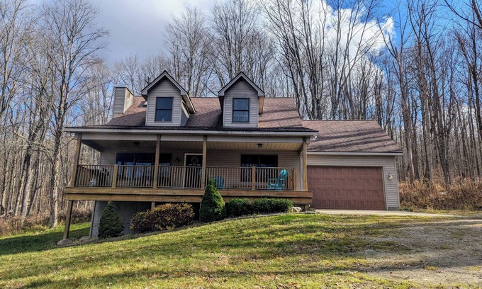 Salamanca House | Serene & private getaway 5 min. from EVL. 4 beds, 2.5 baths, sleeps 14, hot tub.