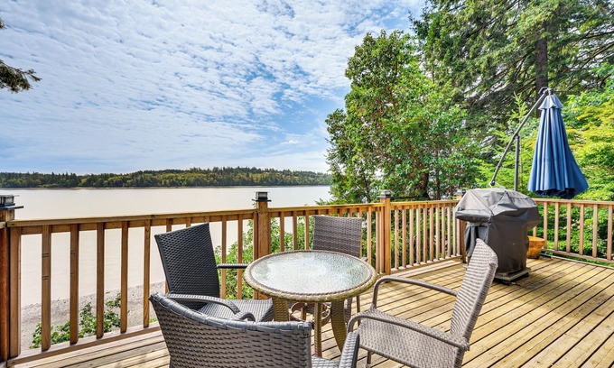 Shelton House | Serene Shelton Sanctuary w/Private Beach & Kayaks