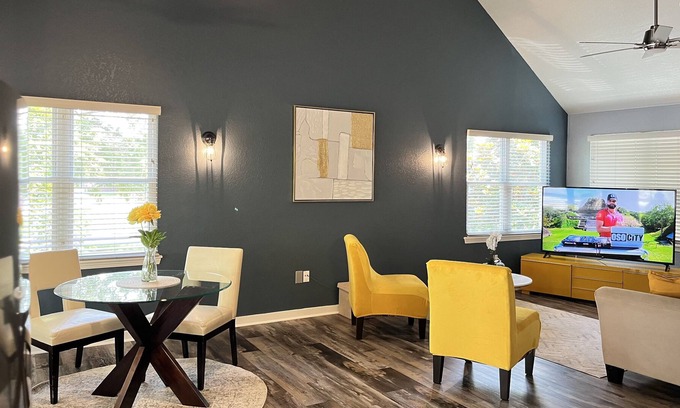 Downtown Little Rock Apartment | Serene SOMA District (Downtown) Carriage house (Garage Parking)