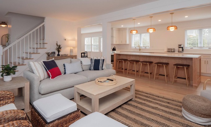 Newport East House | Serene & Spacious Home 10 min to Newport and Beaches, 3 bed, 2.5 bath, sleeps 9