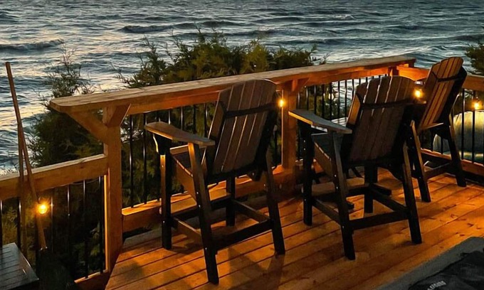 Bluewater Cottage | Serene Sunsets -Lakeside Comfort Awaits