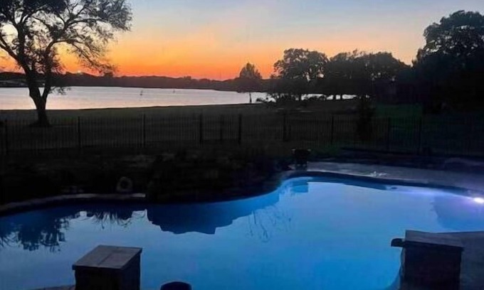Frisco Apartment | Serene sunsets- private studio for 2 in Frisco on the lake - ground floor