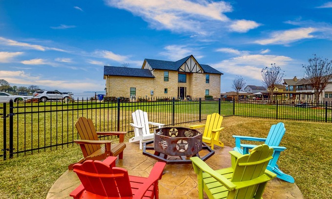 West Livingston House | Serene, updated lakefront retreat with fenced yard