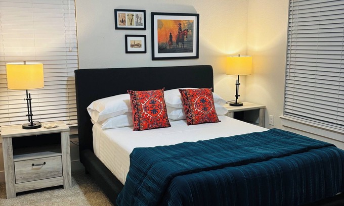 San Antonio Apartment | Serenity and sophistication in this stylish, retreat close to attractions.