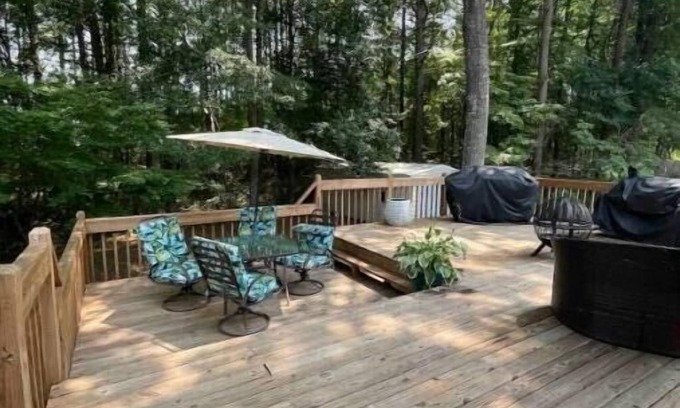 Powder Springs House | Serenity Escape: Large Deck + Split Floorplan