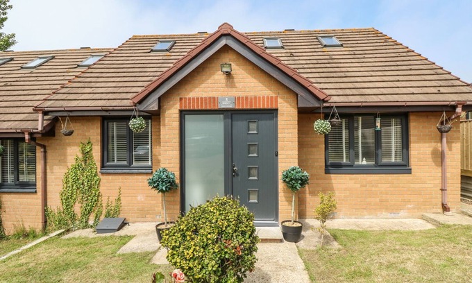 Freshwater Cottage | SERENITY, family friendly, country holiday cottage in Freshwater