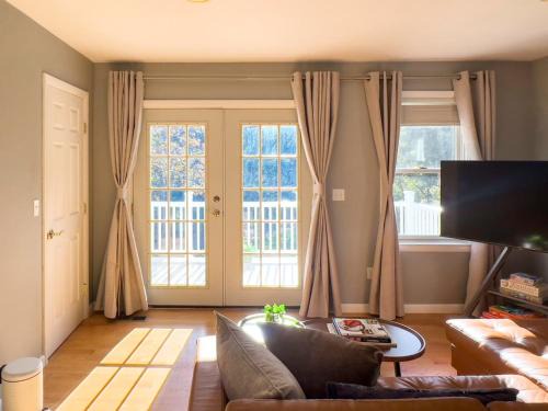 Monroe Apartment | Serenity Haven - A Modern Retreat