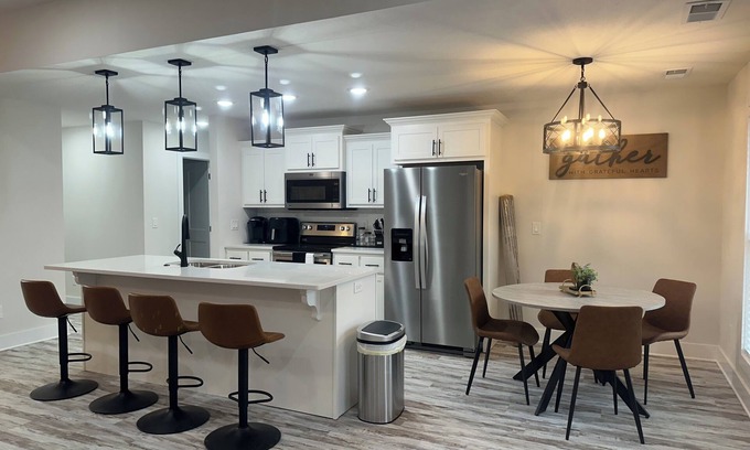 Jackson House | Serenity LoungenNEW-FRESH-MODERN HOUSE nWith TVs in All rooms