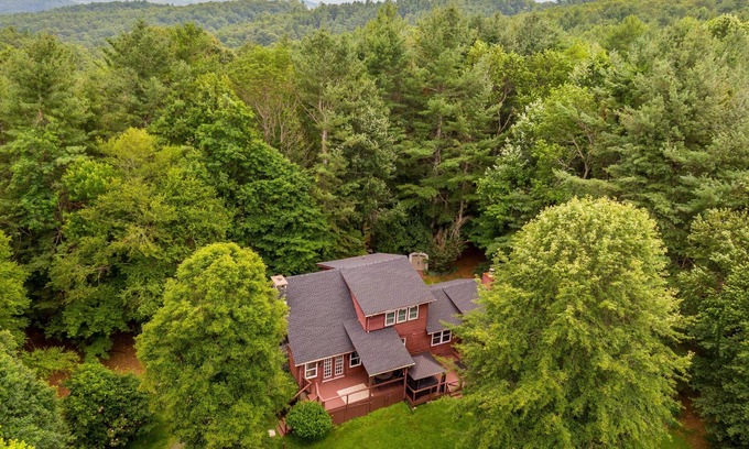 Fleetwood House | Serenity Now - Peaceful setting, mountain views, game room & pet friendly!