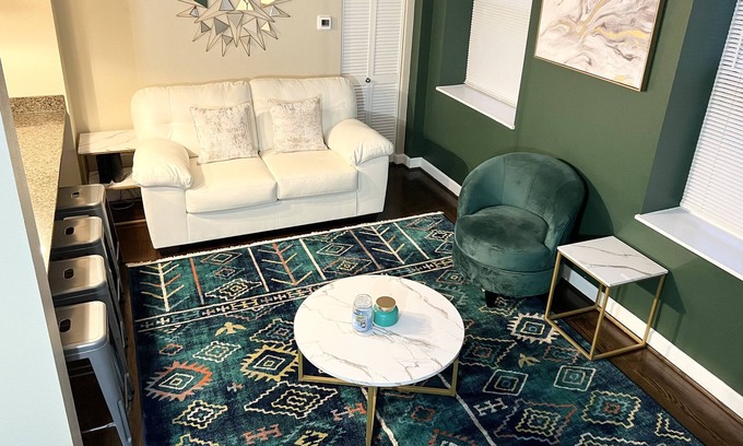 DeBaliviere Place Apartment | Serenity On Forest Park - 2 Bed, 2 Bath, Sleeps 5, Washer/Dryer, Central AC/Heat