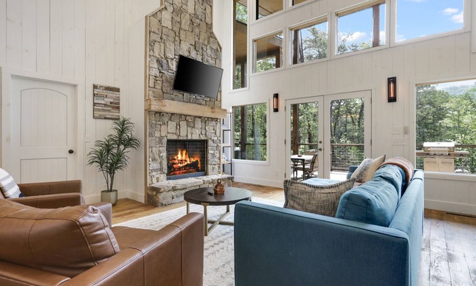 Blue Ridge Cabin | Serenity@Overlook - Modern Lux Cabin in the Blue Ridge Mountains! NEW Hot Tub!