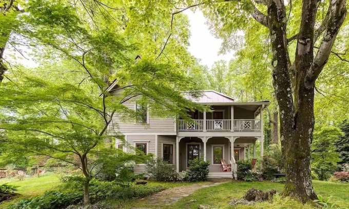 Saluda House | Serenity! Pet Friendly, GloDisc Golf, Axe Throwing