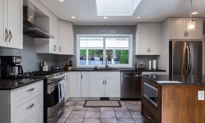 Central Okanagan House | Serenity Poolside Retreat · Luxe Home w/Pool/HotTub/Games/PetsOK/Nr Lakes