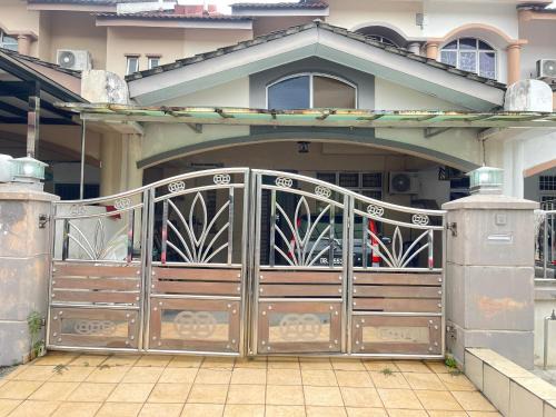 Masai House | Seri Alam Homestay