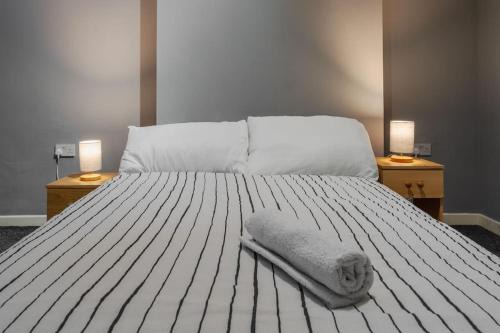 Bootle Apartment | Serviced Accommodation Liverpool by Tomla- Free Parking