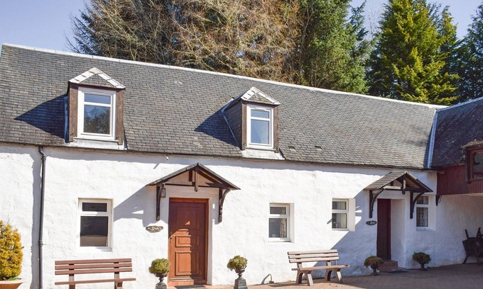 Killin Cottage | Set in 30 acre grounds with woodlands, located in historic town of Killin.