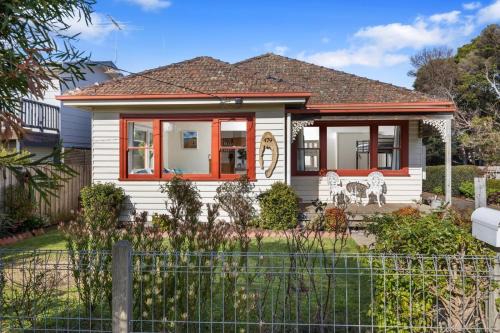 Cowes House | Settle In Retro cottage, Cowes