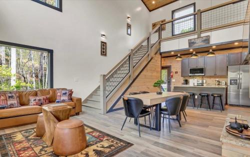 Gatlinburg - Pigeon Forge House | Seven Bears in the Woods -Modern-Luxury-Cabin-Hot Tub-Game Room