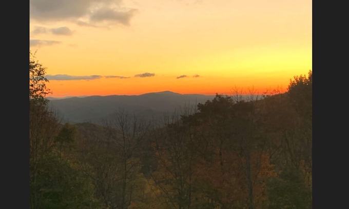 Seven Devils House | Seven Devils Sunrise - Updated home with mountain views, gas firetable, & game room!