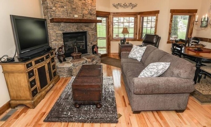 Champion House | Seven Springs 4 Bedrooms Premium Townhome, Ski In/Ski out, great for families by RedAwning