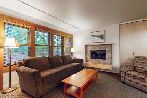 Bend Hotel | Seventh Mountain Resort Unit 1913