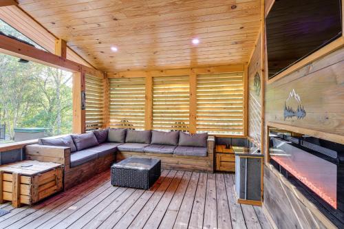 Pigeon Forge House | Sevierville Cabin about 3 Mi to the Island!