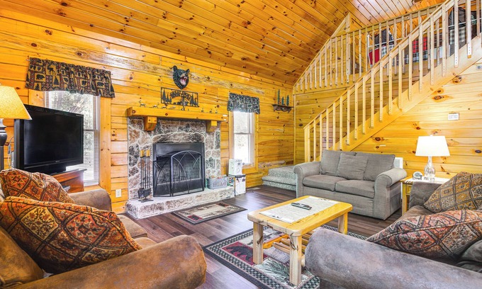 Sevierville Cabin | Sevierville Cabin w/Hot Tub & Deck!