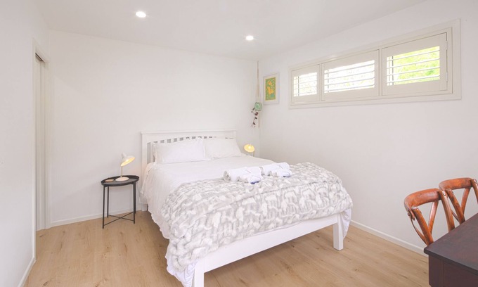Nelson House | Seymour Sleeps, Deluxe 1 Bed Apartment with Pool