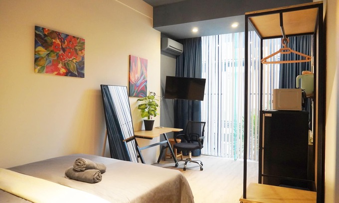 Phu Nhuan Bed & Breakfast | [SGN Airport] Quiet Studio with Kitchen in bustling area close to Airport