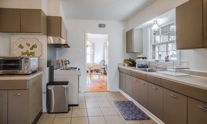 East Memphis House | Shabby Chic KING ABODE centrally located with FREE parking