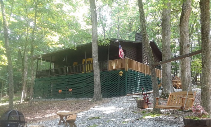Blairsville Cabin | Shady Acre Retreat-Hot Tub-Firepit-Fireplace-Close to town-Paved access, Wi-Fi.
