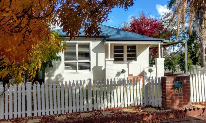 Wagga Wagga Cottage | "Shady Corner Cottage" with Free Unlimited Wi-Fi
