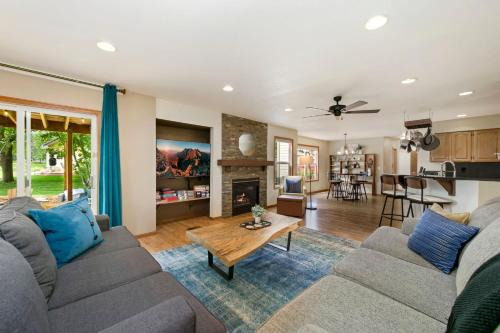 Loveland House | Shady Grove with 4 King Beds, Dog Run and Outdoor Fun