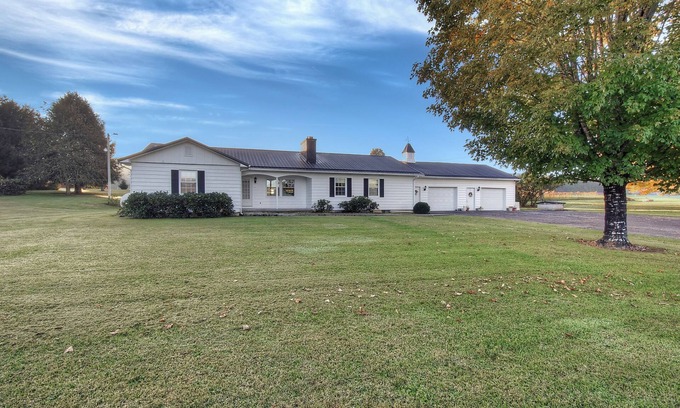 Shady Valley House | Shady Lane Farm Homestead - Newly Remodeled, Hot Tub, Fire Pit, Sleeps 10