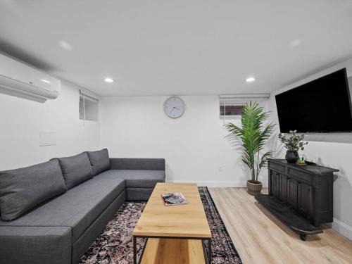 Shadyside Apartment | Shadyside, Pittsburgh, Modern and Quiet 1 Bedroom Unit1 with Free Parking