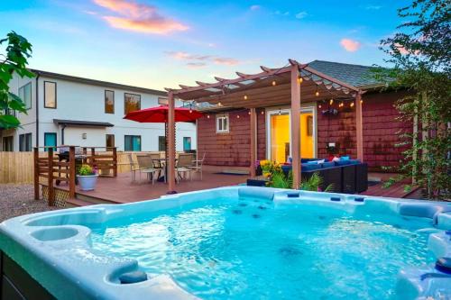 Berkley House | Shakedown St HOT TUB Fire Pit and 4 Miles to DT