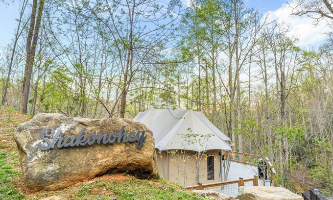 Bryson City Cabin | Shakonohey, Romantic Forest safari tent for two, Deep Creek & Smoky Mountains