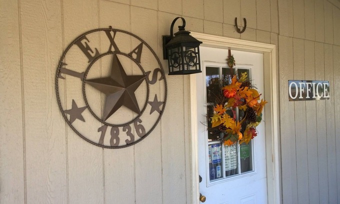 Pleasanton Hotel | Shale Lodge Pleasanton