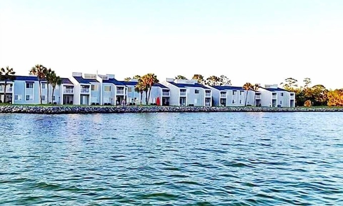 Shalimar Condo | Shalimar Condo 2 Bedrm, Full Bath, next to marina!