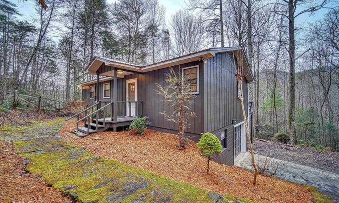 Helen House | Shangri-La Cabin your mountain top Utopia