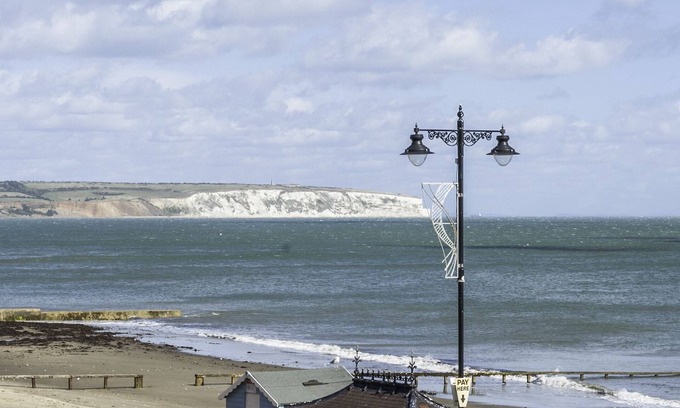 Shanklin Apartment | Shanklin Beach Sea Front 2 Bedroom Apartment. Excellent Rates And Good Reviews.