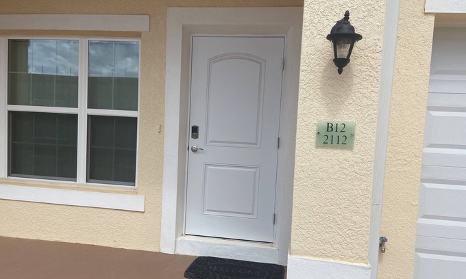 Tavares Condo | Shantiniketan B 12 /2112 /50 minutes to the Disney 2 mile to down town Tavares.